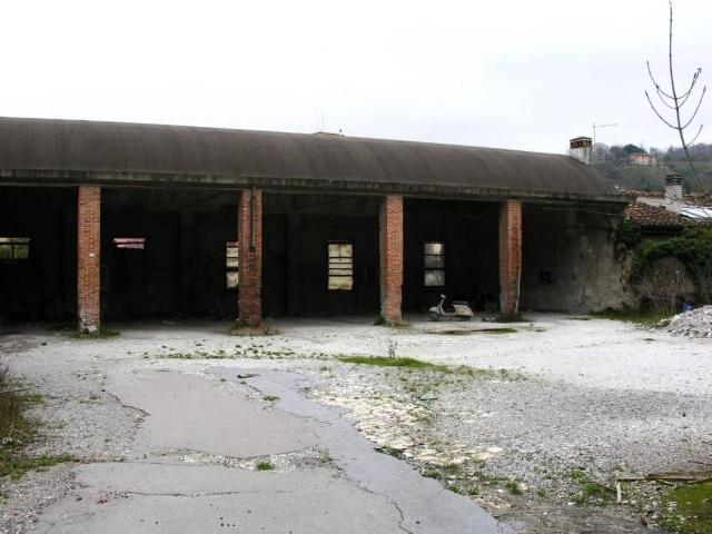Locale Commerciale in vendita a Fabbrica, Carrara
