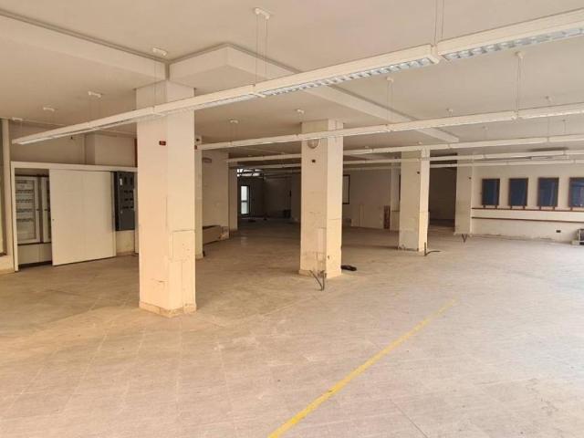 Locale Commerciale in vendita a Fabbrica, Carrara