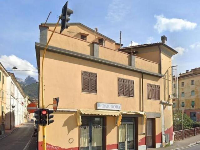 Locale Commerciale in vendita a Fabbrica, Carrara