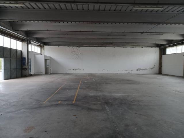 Locale Commerciale in vendita a Nazzano, Carrara