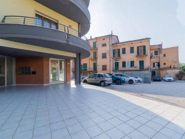Locale Commerciale in vendita a Carsoli, Abruzzo