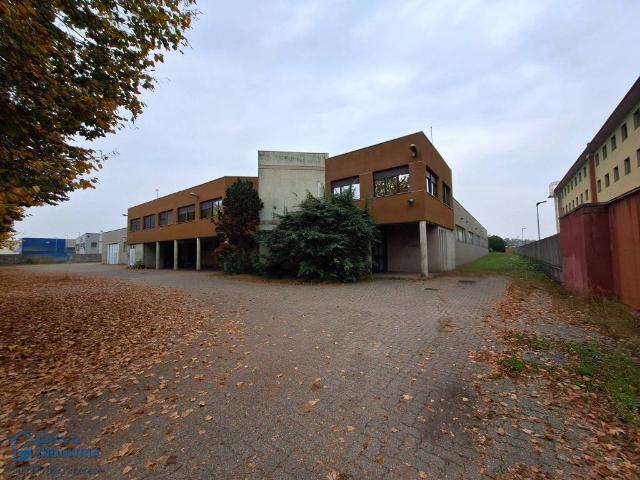 Locale Commerciale in vendita a Carugate, Milano