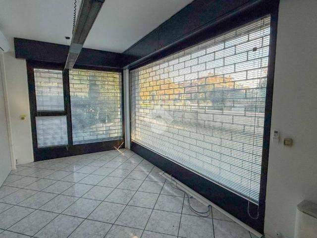 Locale Commerciale in vendita a Carugate, Milano