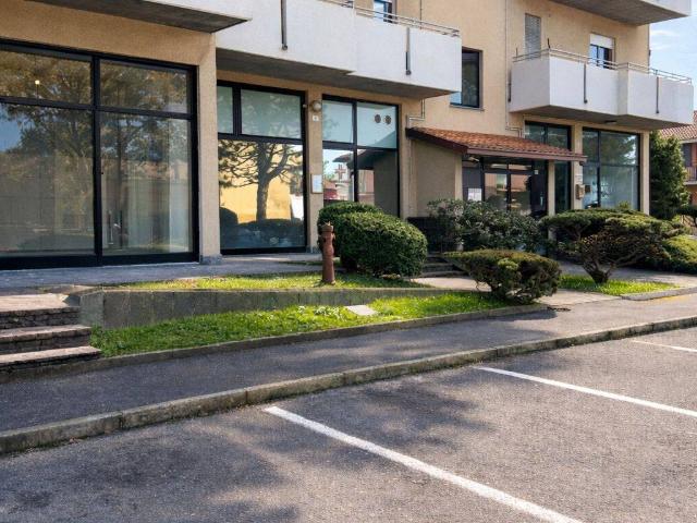 Locale Commerciale in vendita a Carvico, Lombardia