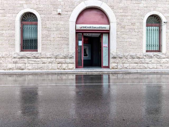 Locale Commerciale in vendita a Casacalenda, Molise