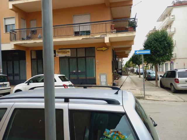 Locale Commerciale in vendita a Casagiove, Campania