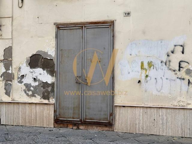 Locale Commerciale in vendita a Casagiove, Campania