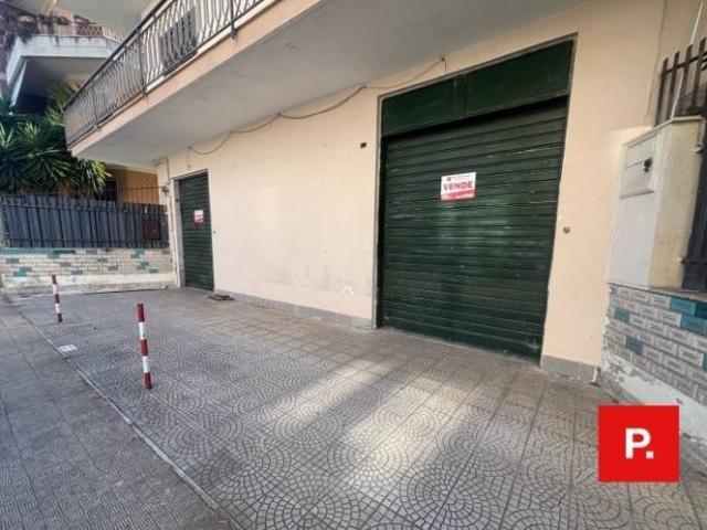 Locale Commerciale in vendita a Casagiove, Campania