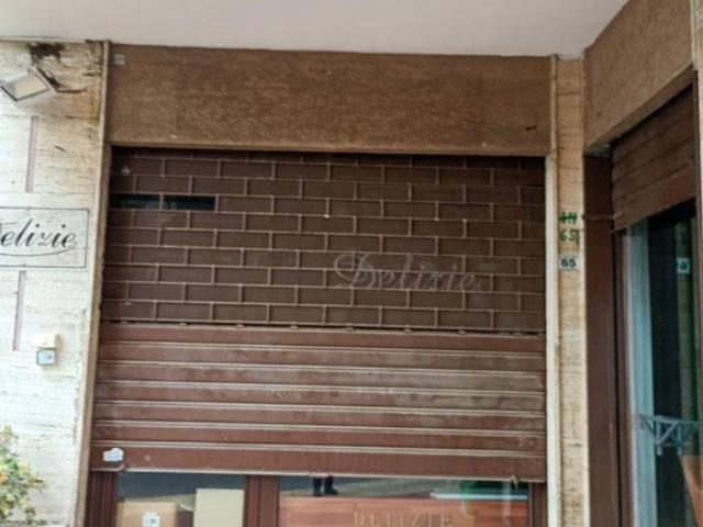 Locale Commerciale in vendita a Casagiove, Campania
