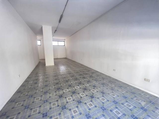 Locale Commerciale in vendita a Casagiove, Campania