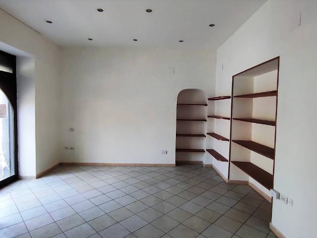 Locale Commerciale in vendita a Casagiove, Campania