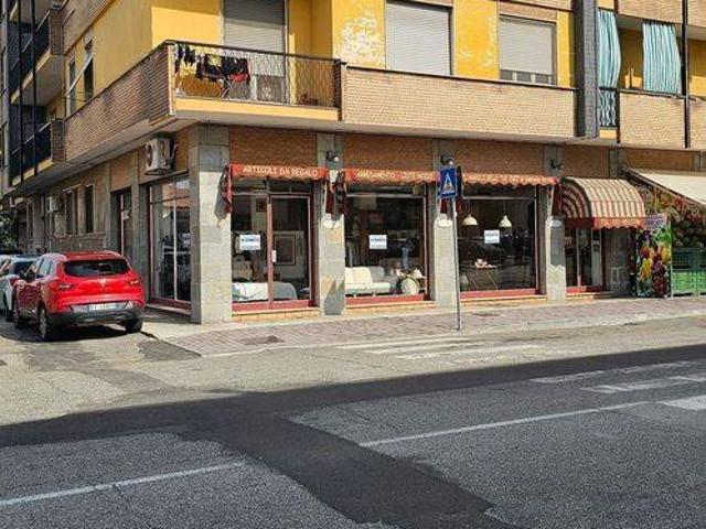 Locale Commerciale in vendita a Piemonte, Alessandria