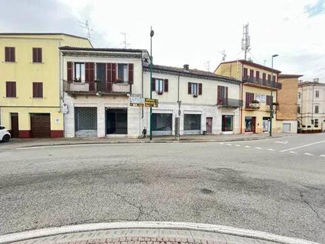 Locale Commerciale in vendita a Oltreponte, Piemonte