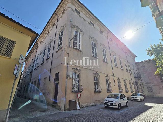 Locale Commerciale in vendita a Oltreponte, Piemonte