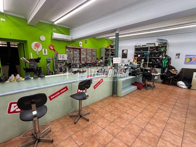 Locale Commerciale in vendita a Oltreponte, Piemonte