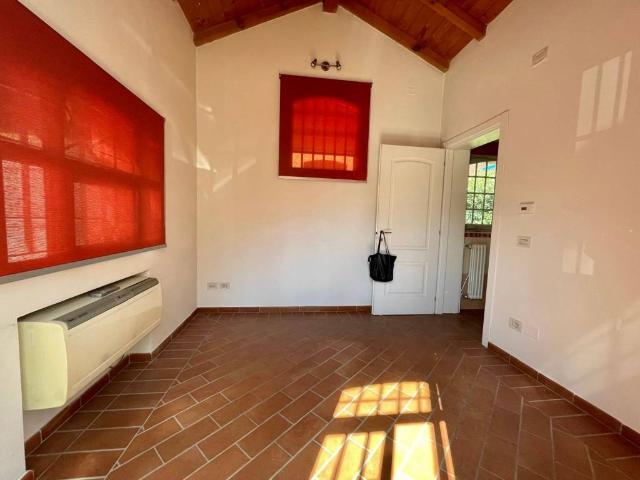 Locale Commerciale in vendita a Unione dei comuni Valli del Reno, Lavino e Samoggia, Casalecchio Di Reno