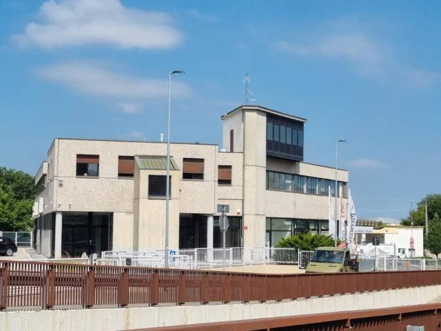 Locale Commerciale in vendita a Unione dei comuni Valli del Reno, Lavino e Samoggia, Casalecchio Di Reno