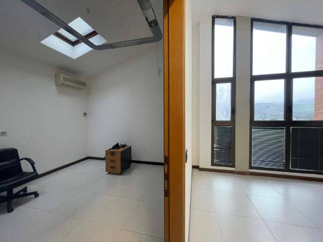 Locale Commerciale in vendita a Nuovo Circondario Imolese, Casalfiumanese
