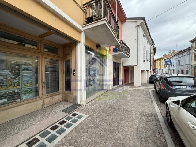 Locale Commerciale in vendita a Casalmaggiore, Lombardia
