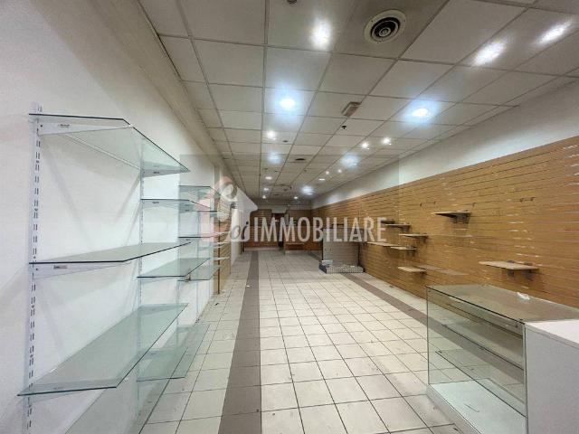 Locale Commerciale in vendita a Casalmaggiore, Lombardia