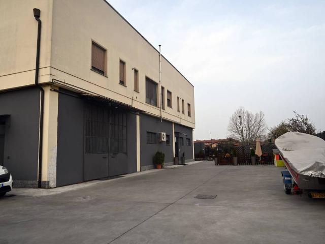 Locale Commerciale in vendita a Casalpusterlengo, Lombardia