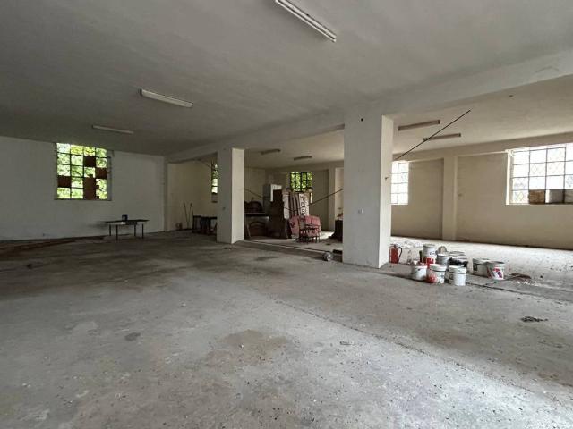 Locale Commerciale in vendita a Casalpusterlengo, Lombardia