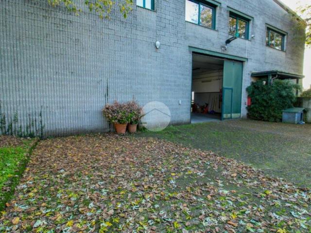 Locale Commerciale in vendita a Casalpusterlengo, Lombardia
