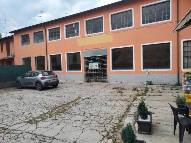 Locale Commerciale in vendita a Casalpusterlengo, Lombardia
