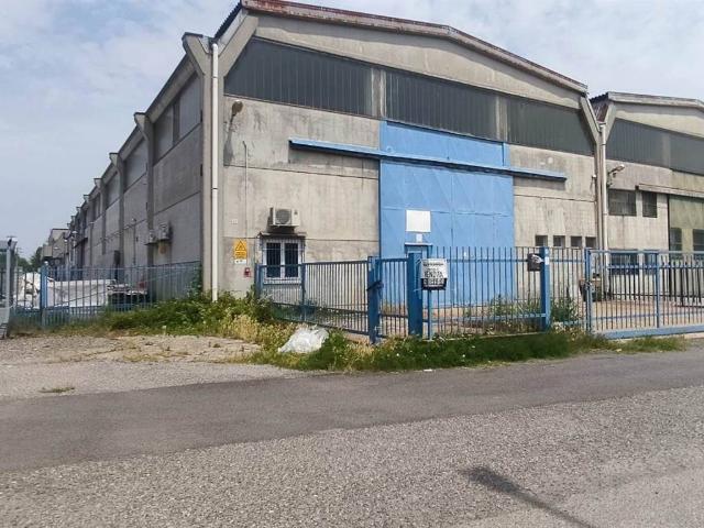 Locale Commerciale in vendita a Casalpusterlengo, Lombardia