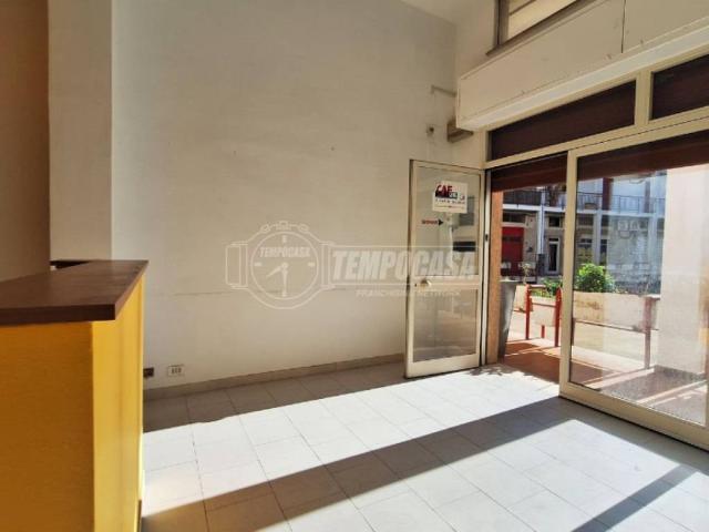 Locale Commerciale in vendita a Puglia, Bari