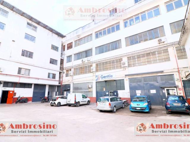 Locale Commerciale in vendita a Casandrino, Campania