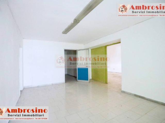 Locale Commerciale in vendita a Casandrino, Campania