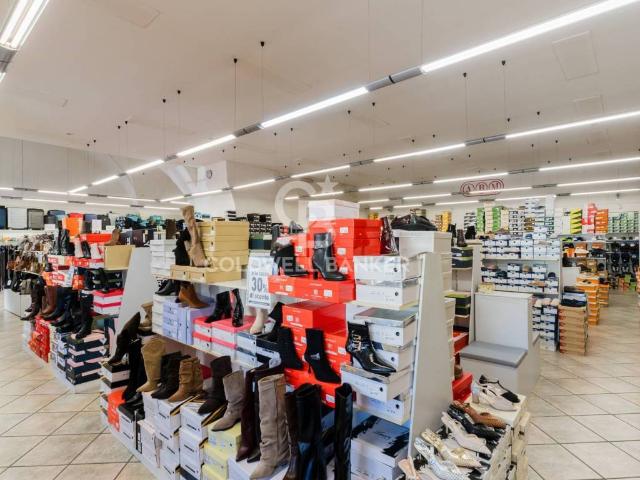 Locale Commerciale in vendita a Puglia, Lecce