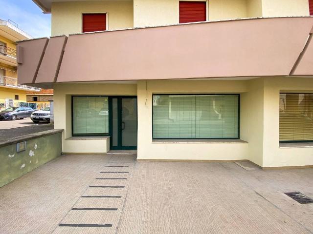 Locale Commerciale in vendita a Puglia, Lecce