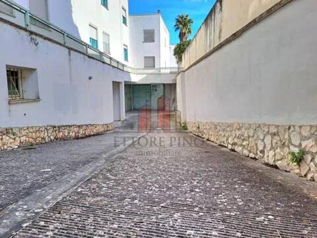Locale Commerciale in vendita a Puglia, Lecce