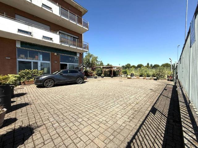 Locale Commerciale in vendita a Unione dei Comuni I Fontanili, Casarile