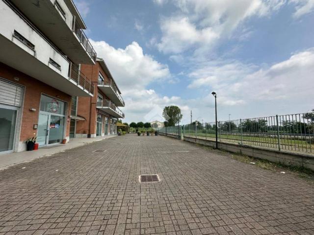 Locale Commerciale in vendita a Unione dei Comuni I Fontanili, Casarile