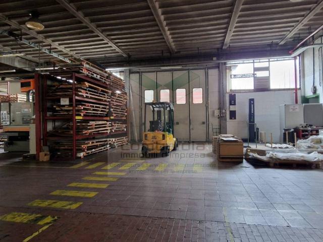 Locale Commerciale in vendita a Unione dei Comuni I Fontanili, Casarile