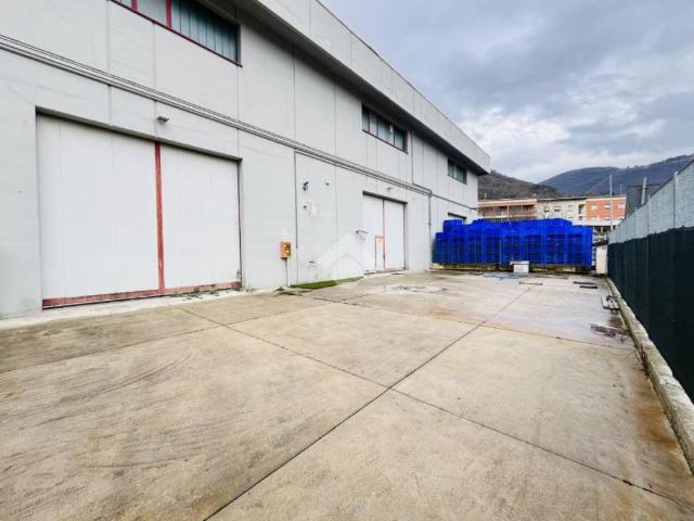 Locale Commerciale in vendita a Casazza, Lombardia