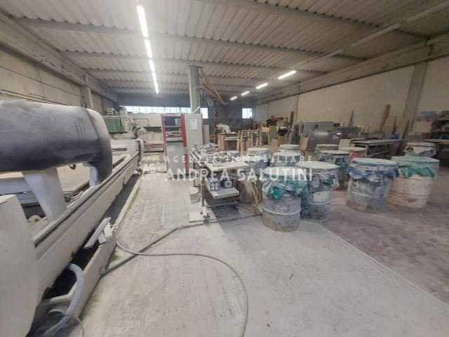 Locale Commerciale in vendita a Casciana Terme Lari, Cevoli