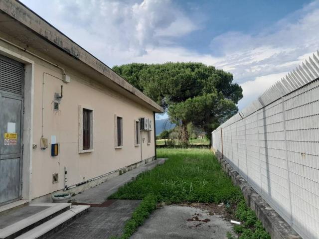 Locale Commerciale in vendita a San Donato, Cascina