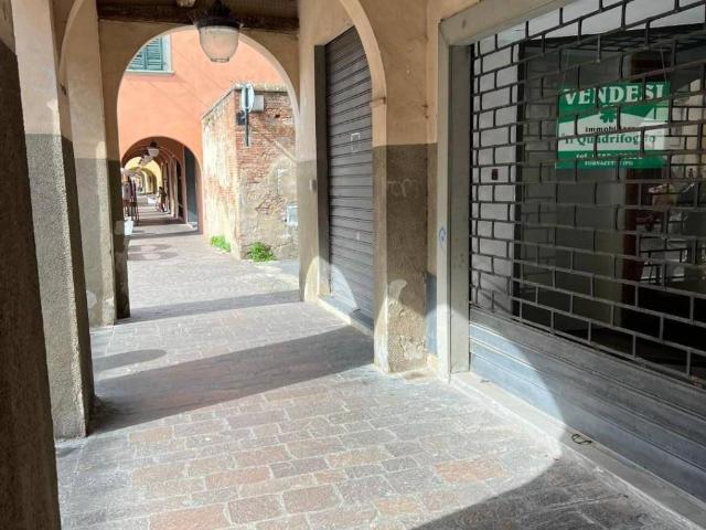 Locale Commerciale in vendita a Cascina, Toscana