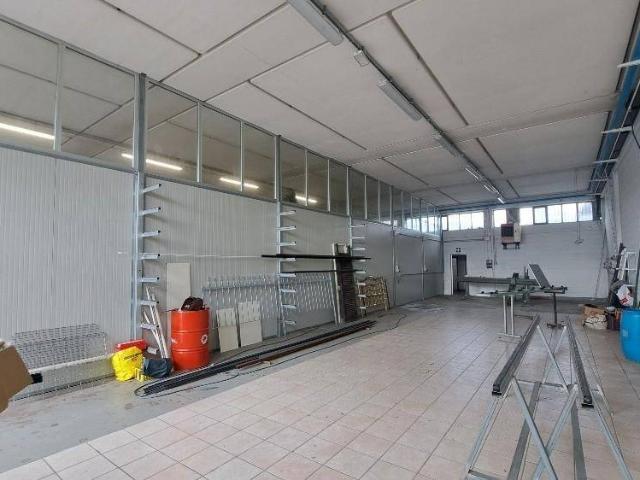 Locale Commerciale in vendita a Marciana, Cascina