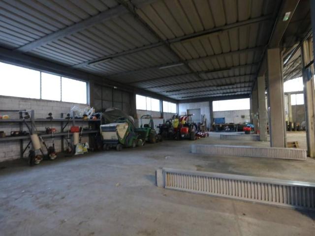 Locale Commerciale in vendita a Navacchio, Cascina
