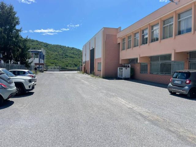 Locale Commerciale in vendita a Casella, Liguria