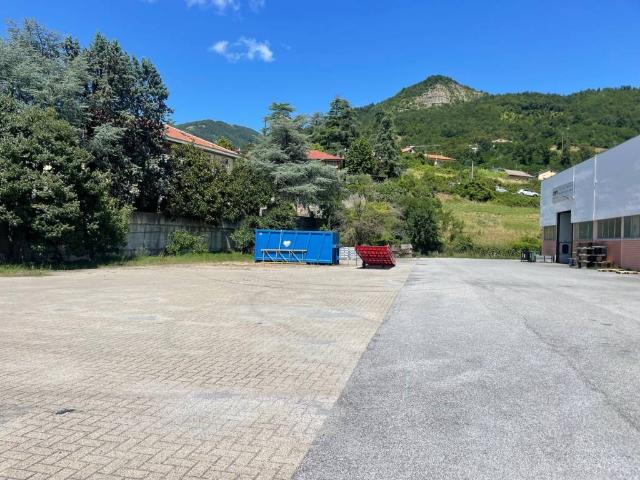 Locale Commerciale in vendita a Casella, Liguria