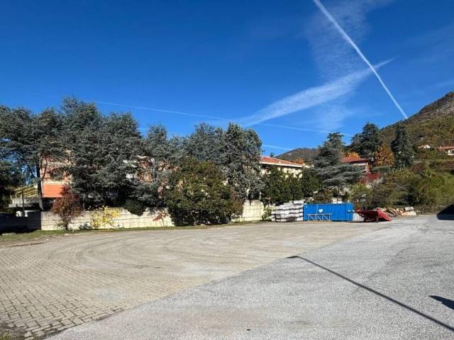 Locale Commerciale in vendita a Casella, Liguria