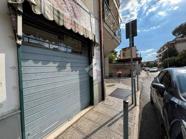 Locale Commerciale in vendita a Parco degli Aranci, Caserta