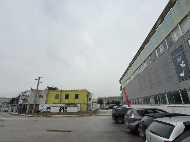Locale Commerciale in vendita a Caserta, Campania
