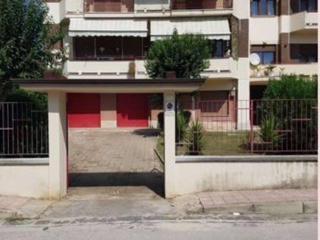 Locale Commerciale in vendita a Caserta, Campania